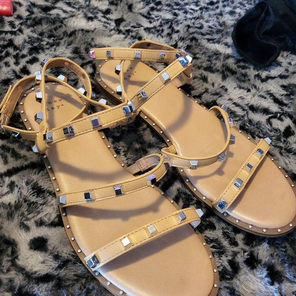 Women's size 8 1/2 scrappy sandals